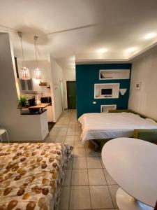 une chambre d'hôtel avec deux lits et une cuisine dans l'établissement Carducci green - Appartamento monolocale, à Turin