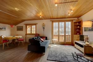 A seating area at Appartement Le Roc