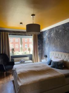 - une chambre avec un grand lit et une grande fenêtre dans l'établissement Fördestyle, Stilvolle Wohnung in zentraler Lage, à Kiel