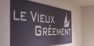 een bord op een muur dat zegt le view i greenent bij Hôtel Le Vieux Gréement in La Couarde-sur-Mer