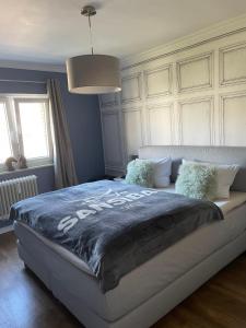 a bedroom with a large bed with a blue blanket at Fördestyle, Stilvolle Wohnung in zentraler Lage in Kiel
