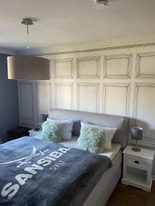 1 cama con 2 almohadas en una habitación en Fördestyle, Stilvolle Wohnung in zentraler Lage en Kiel