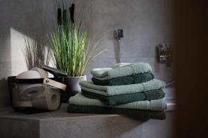 una pila de toallas sentadas en un estante en un baño en Apartment Pult, en Fendels