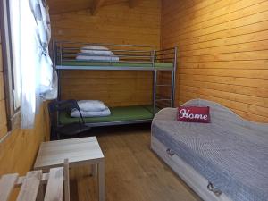 Postel nebo postele na pokoji v ubytování Biržai camping
