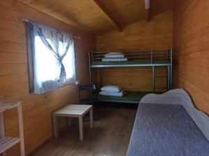 Postel nebo postele na pokoji v ubytování Biržai camping