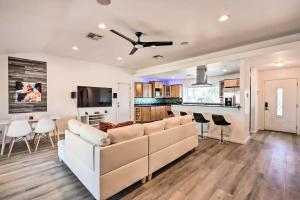 sala de estar con sofá blanco y cocina en Modern Villa min walk to Scottsdale W Hotel & City Center, en Scottsdale