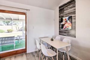 a dining room with a white table and chairs at Modern Villa min walk to Scottsdale W Hotel & City Center in Scottsdale