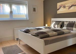 ein großes Bett in einem Schlafzimmer mit Fenster in der Unterkunft Werner Ferienwohnung in Kappel-Grafenhausen