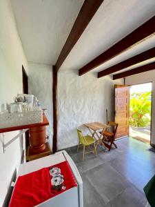 聖喬治的住宿－Água Doce，配有桌椅和桌子的房间