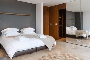 เตียงในห้องที่ Quaint & Chic Seaside Villa