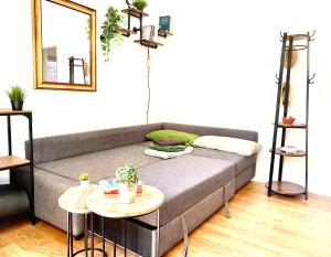 salon z kanapą i stołem w obiekcie Urban Greener - MORADA w Cagliari