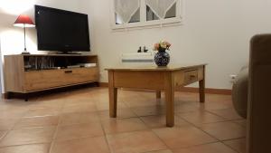 - un salon avec une télévision et une table basse dans l'établissement Les oliviers de Murateddu (Maison individuelle), à Porto-Vecchio