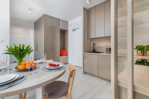 Kuchyňa alebo kuchynka v ubytovaní Seaside Apartamenty - Olimpijska 2 Mielno - Sauna & Fitness & Parking - w cenie pobytu