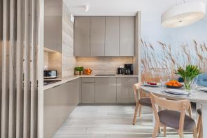 Kuchyňa alebo kuchynka v ubytovaní Seaside Apartamenty - Olimpijska 2 Mielno - Sauna & Fitness & Parking - w cenie pobytu