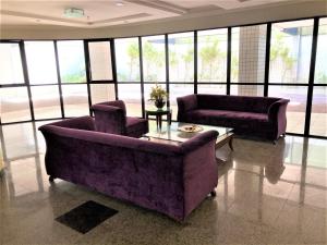 Sala de estar con 2 sofás y mesa de centro en APARTAMENTO EM NATAL II, en Natal