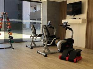 Het fitnesscentrum en/of fitnessfaciliteiten van APARTAMENTO EM NATAL II