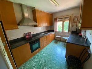 una cocina con un suelo que parece una piscina de agua en Habitación del Emperador, en Bescanó