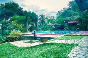 una piscina frente a un complejo en Discovery resort, en Ratnapura