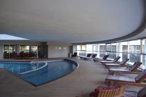 - une piscine dans un bâtiment avec des chaises longues et une piscine dans l'établissement Ocean Drive by depptö, à Punta del Este