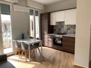 Kuchyňa alebo kuchynka v ubytovaní Terre d’Aci Apartments casa Peppe