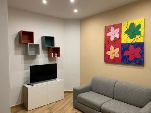 Televízia a/alebo spoločenská miestnosť v ubytovaní Terre d’Aci Apartments casa Peppe
