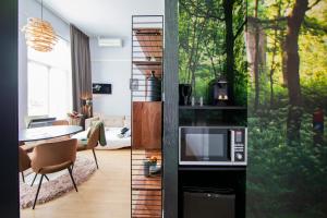 een woonkamer met een keuken en een eetkamer bij Stadsvilla Hotel Mozaic Den Haag in Den Haag