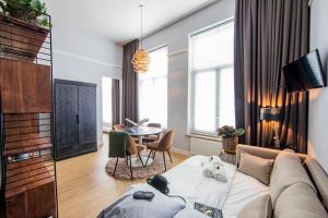 TV a/nebo společenská místnost v ubytování Stadsvilla Hotel Mozaic Den Haag
