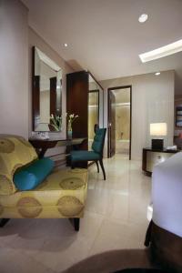 Predel za sedenje v nastanitvi The Grove Suites by Grand Aston