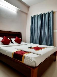 HOTEL ROYAL SUITES tesisinde bir odada yatak veya yataklar