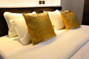 Un pat sau paturi într-o cameră la Labev Hotel