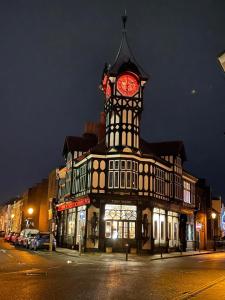 um edifício com uma torre de relógio em cima em The Clock Tower Apartment - Spacious, Modern, 2 bed Apartment , Southsea with Free parking - sleeps 4 em Portsmouth