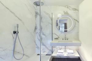 A bathroom at Holiday Inn Paris - Gare de Lyon Bastille, an IHG Hotel
