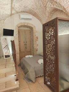 una camera con un letto in un muro di mattoni di Il Balcone di Anna a Ceglie Messapica