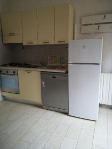 ポルト・チェルボにあるTeresa Holiday Homeのキッチン(白い冷蔵庫、食器洗い機付) +9枚の写真