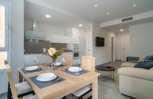 Kuchyňa alebo kuchynka v ubytovaní AAC Málaga - Apartamento con terraza, muy amplio, totalmente equipado, cerca del centro y nuevo!