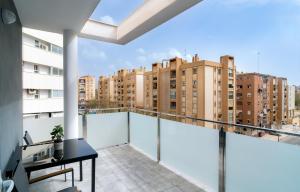 馬拉加的住宿－AAC Málaga - Apartamento con terraza, muy amplio, totalmente equipado, cerca del centro y nuevo!，公寓的阳台享有建筑的景致。