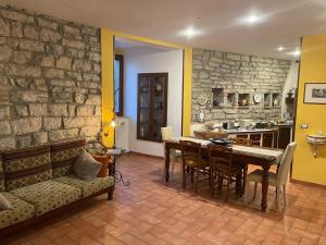 eine Küche und ein Esszimmer mit Tisch und Stühlen in der Unterkunft Bellissima casa dentro il castello di San Savino in San Savino