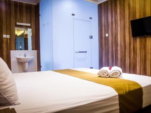 
Tempat tidur dalam kamar di Madu Inn
