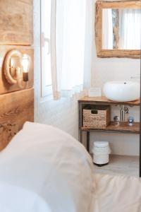 ein Badezimmer mit einem weißen Waschbecken und einem Spiegel in der Unterkunft Laguna Suite B&B in Chioggia