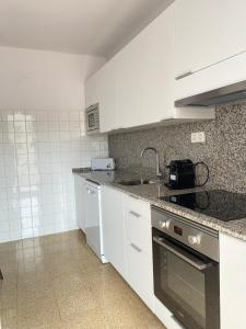 Kuchyň nebo kuchyňský kout v ubytování Atico con Terraza