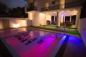 uma piscina à noite com uma casa em Lena Resort em Beruwala