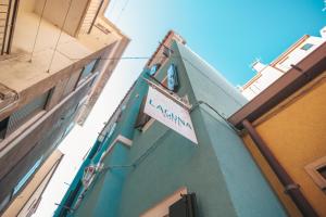 a sign on the side of a green building at Laguna Suite B&B in Chioggia