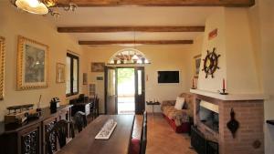 salon ze stołem i kominkiem w obiekcie Casa in campagna oltrepo' pavese w mieście Montecalvo Versiggia