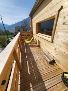 Cảnh núi rừng hoặc tầm nhìn ra núi từ nhà nghỉ B&B