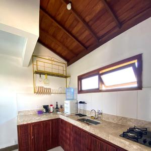 a kitchen with a sink and a window at Bahia Soul - Bangalô Sol - Grupo Barril Hospedagens in Marau