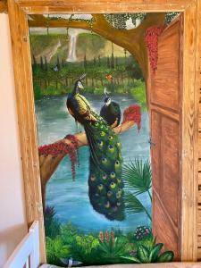 une peinture de deux paons dans l'eau dans l'établissement Sepa farm stay, à Pikavere