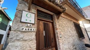 a sign on the side of a building with a door at LA PARRA - Casa Rural en el Valle del Jerte in Navaconcejo