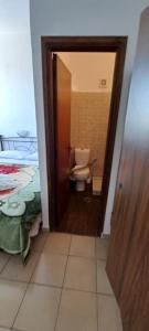 einen Flur zu einem Bad mit WC in einem Zimmer in der Unterkunft Star Sianna Village Rooms to let in Siána