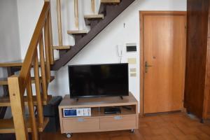 טלויזיה ו/או מרכז בידור ב-Appartamento Baia Mare