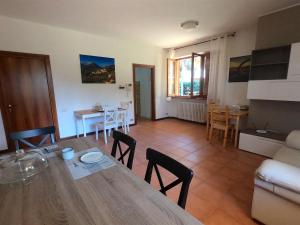 een eetkamer en een woonkamer met een tafel en stoelen bij Pedalare con lentezza in Porto SantʼElpidio